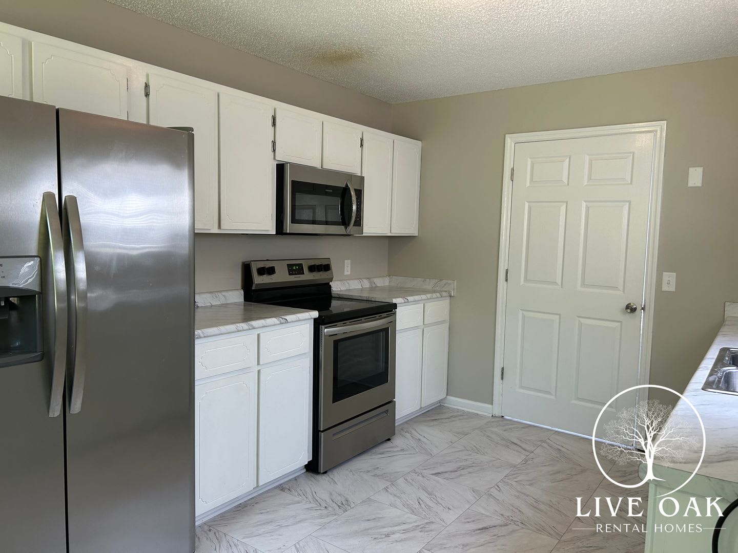 SUMMER MOVE-IN SPECIAL: $500 OFF 1st MONTH'S RENT!** – photo 3