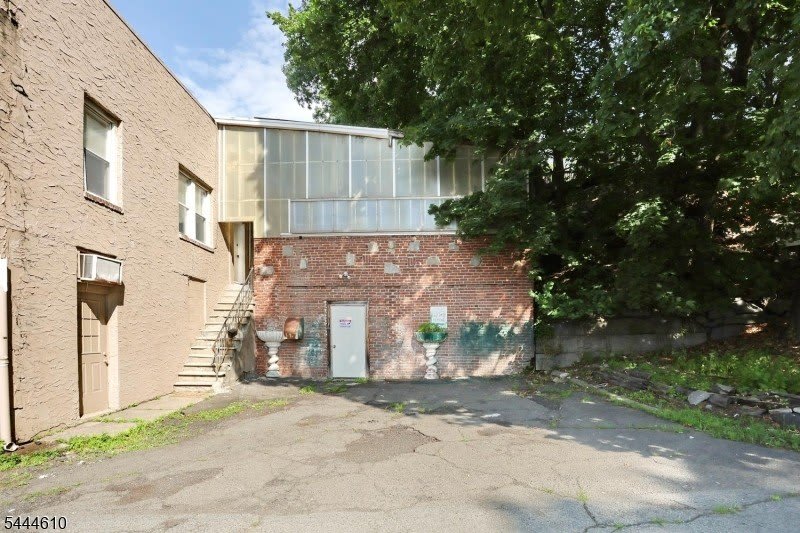 554 W Broadway – photo 3