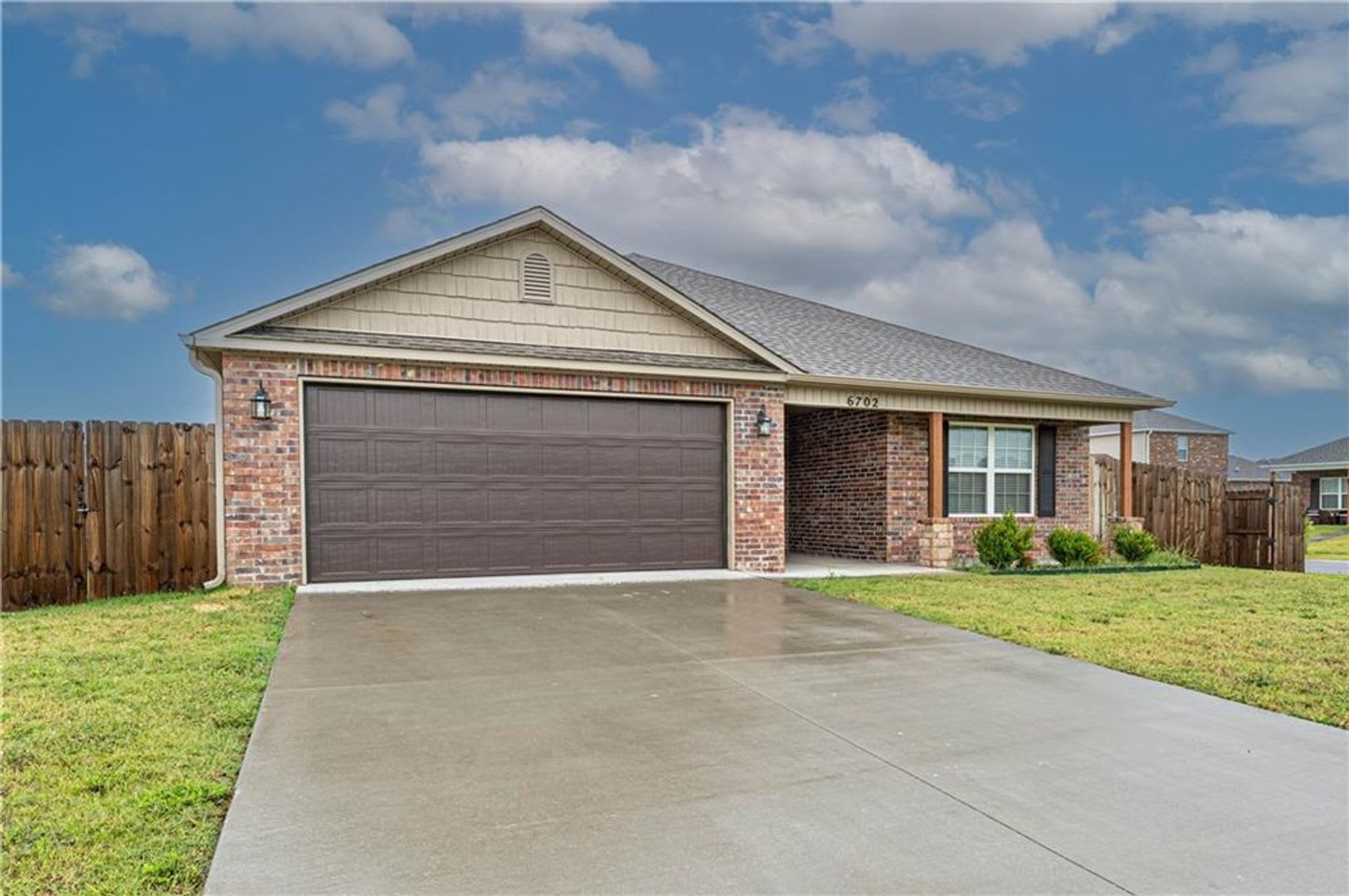 This Beautiful Four Bedroom Two Bathroom Rental Includes All Appliance And Fenced Yard For Entertaining – photo 1