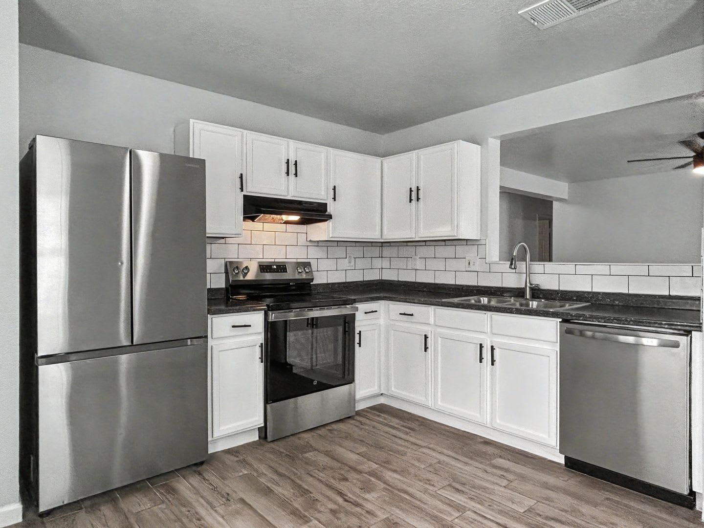 Remodeled Far West Side Home With Spacious Backyard – photo 4
