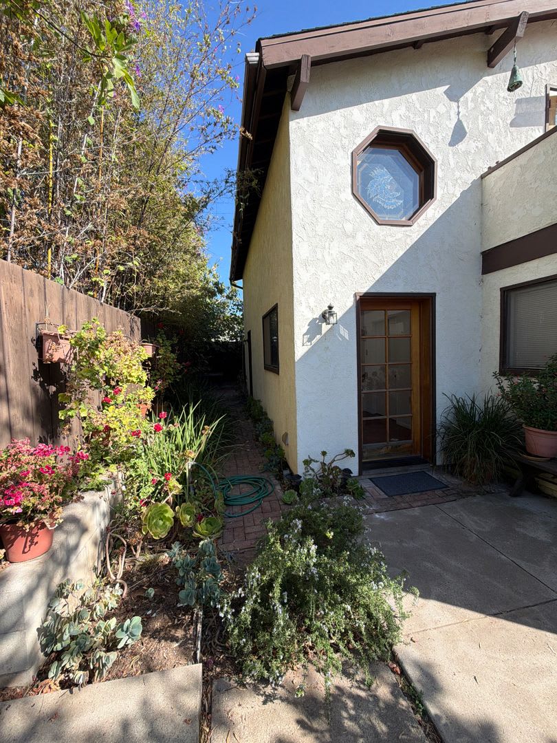 Spacious & Unique Home with Vaulted Ceilings, Private Balcony & Multiple Living Areas – photo 4
