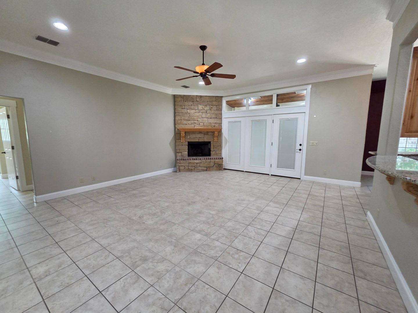 FOR LEASE!! Great location! – photo 3