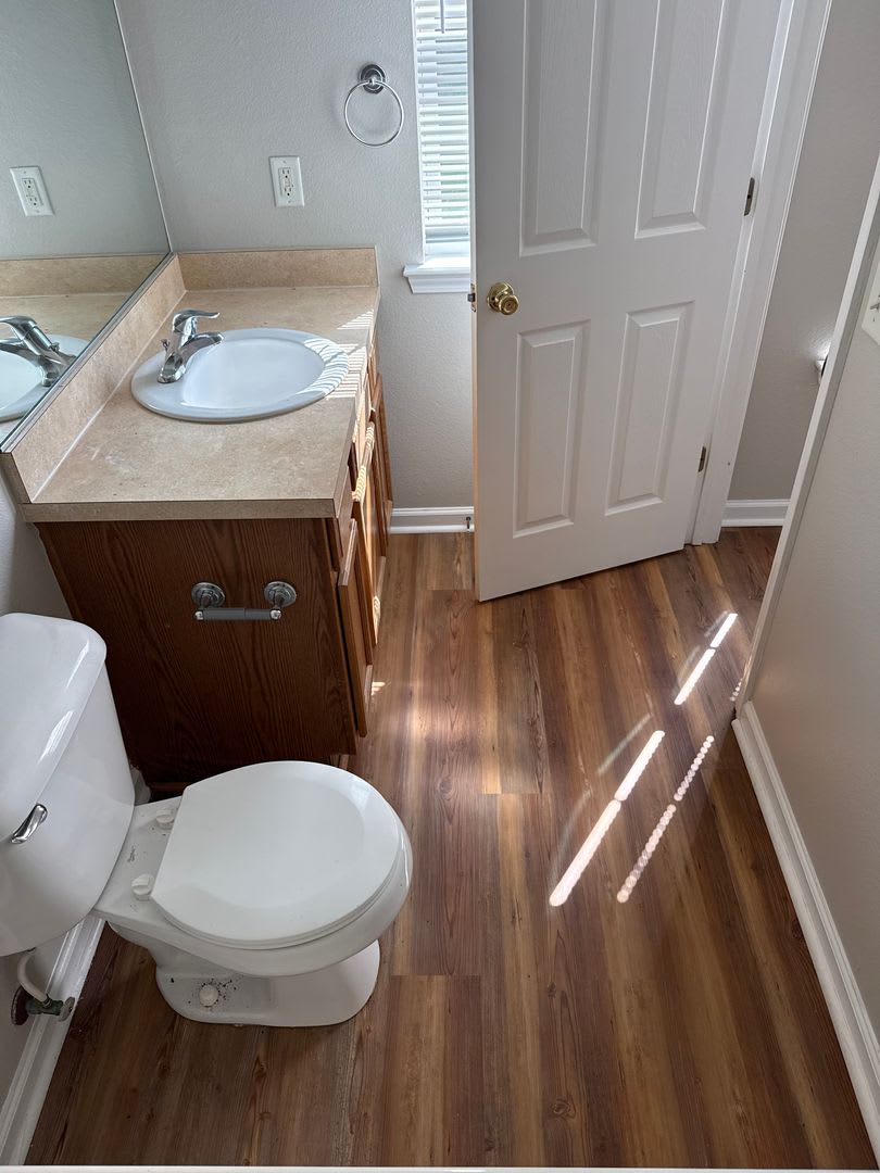 New floors, just painted, and all new appliances!! – photo 5