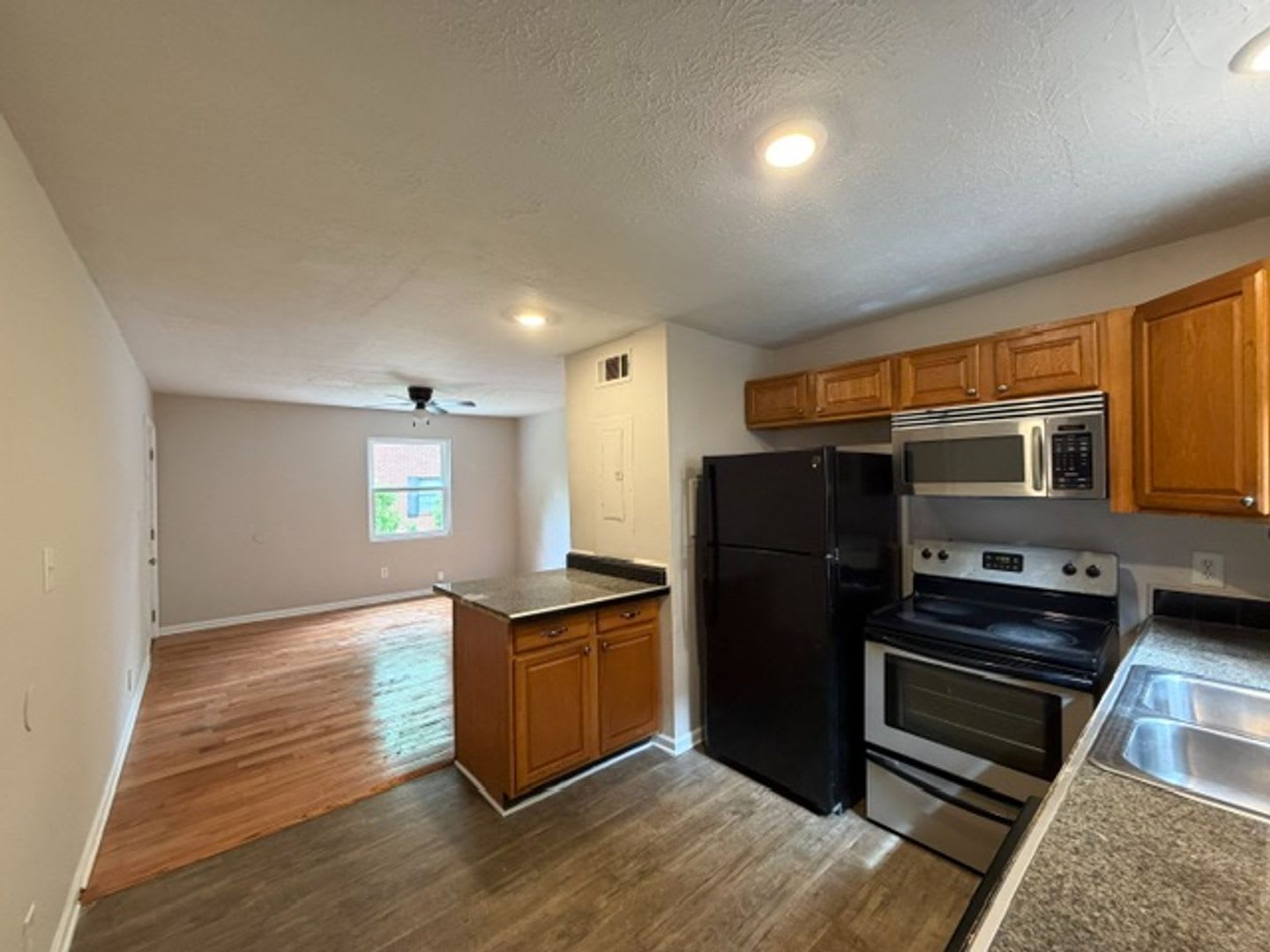 Room in 2 Bedroom Home in West End – photo 4