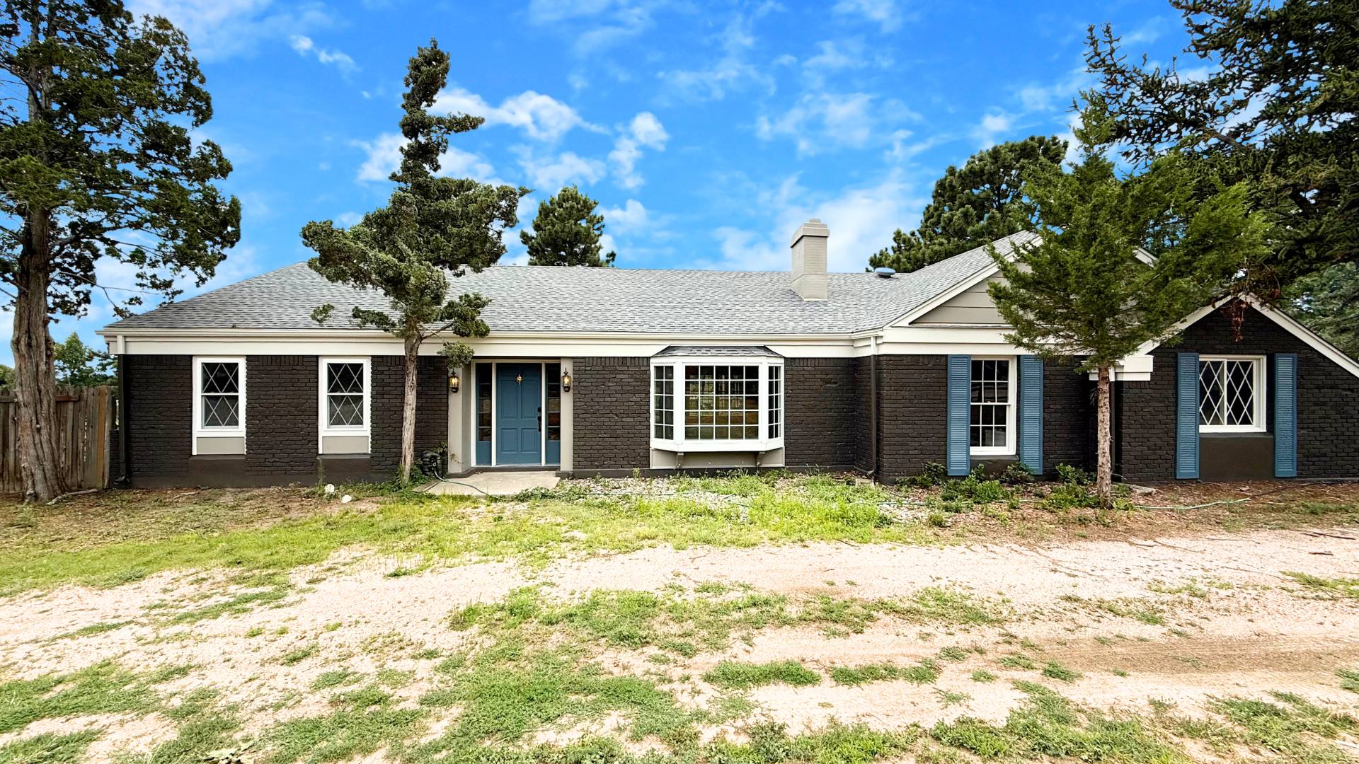 Stylish 3-Bedroom Remodel with Two Fireplaces and Mountain Views – photo 4