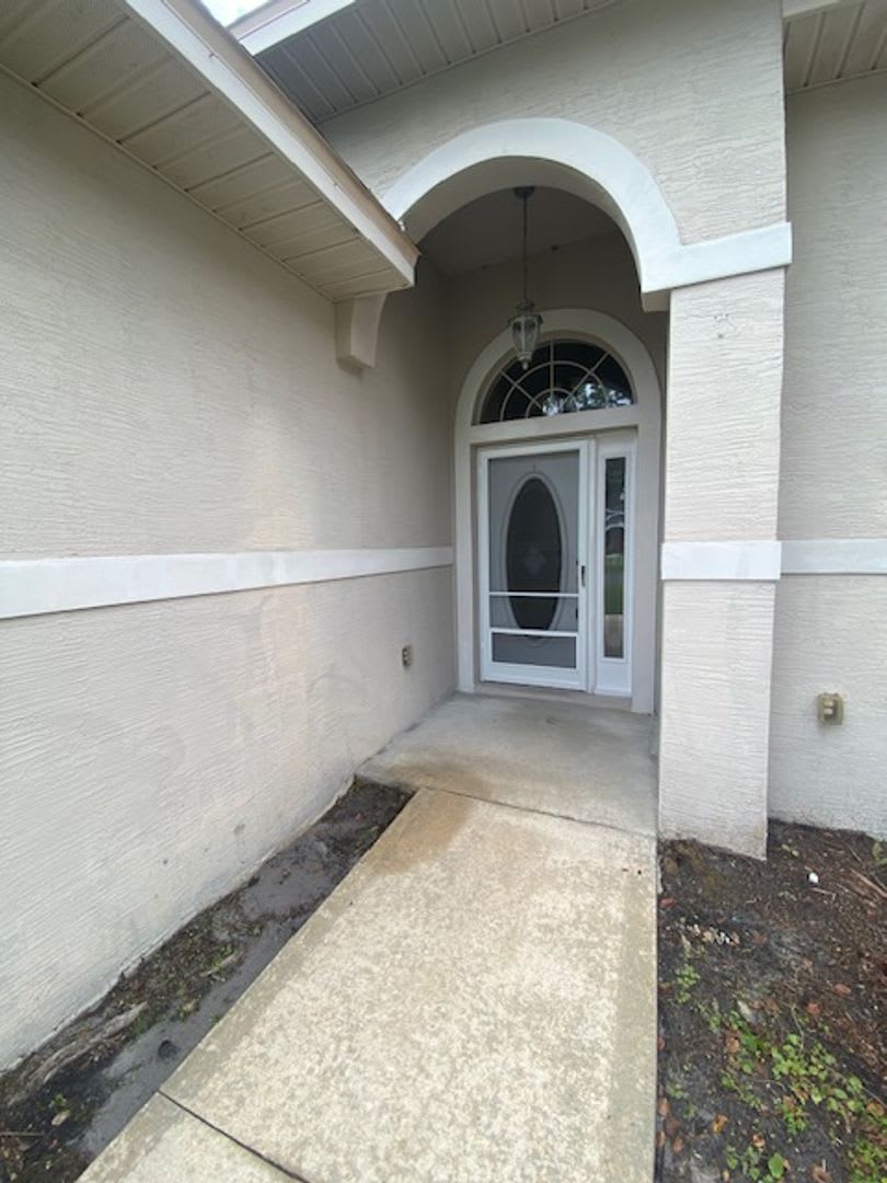 Like-New 4/2/2 with Screened-In Porch & New Carpet! – photo 2