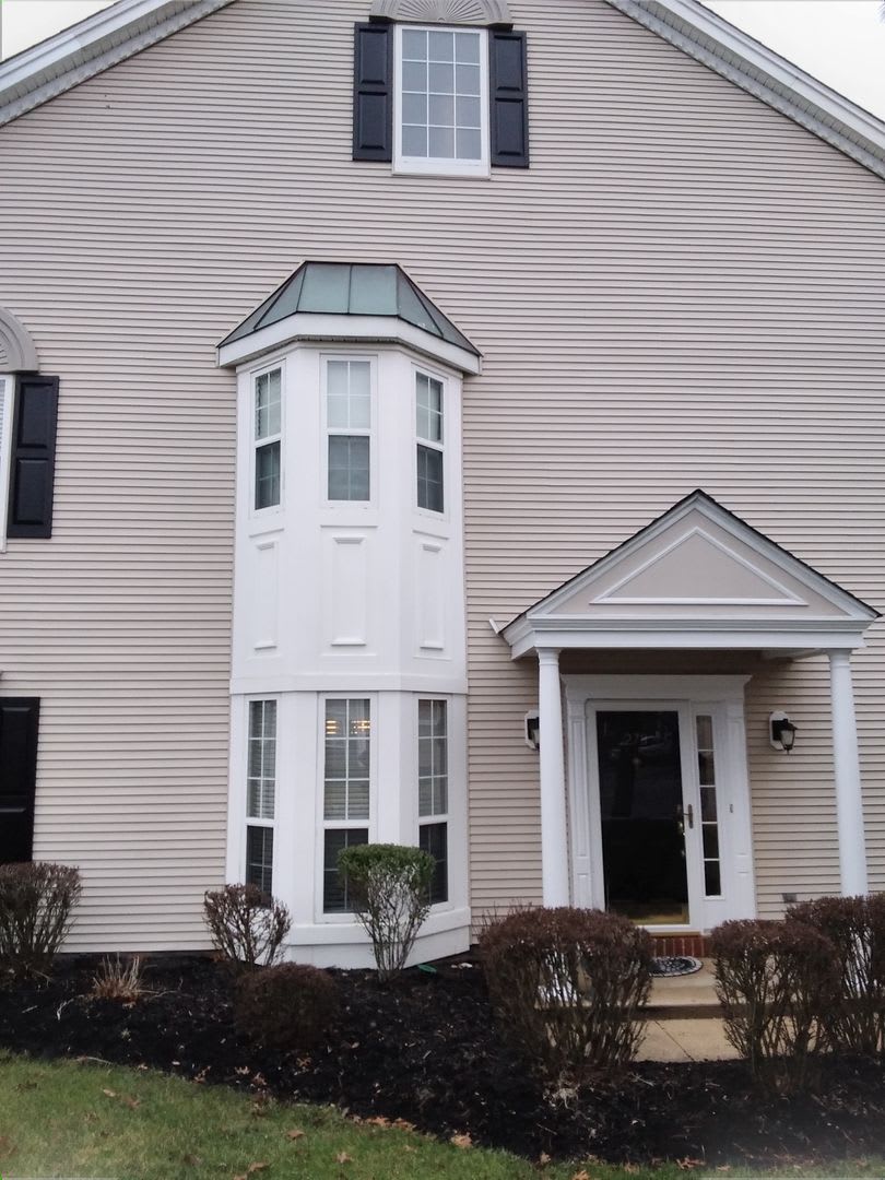 Beautifully upgraded Townhouse style condominium located in Hidden Meadows – photo 2