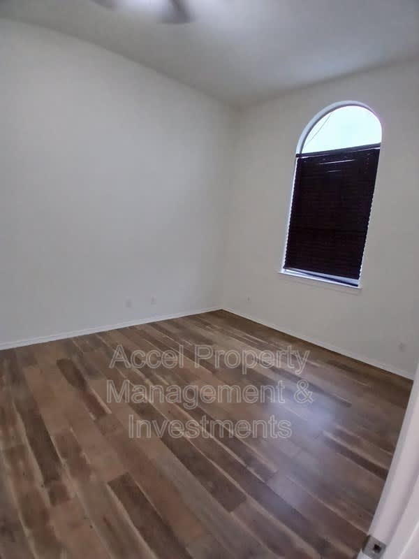 130 San Jacinto St. – photo 3
