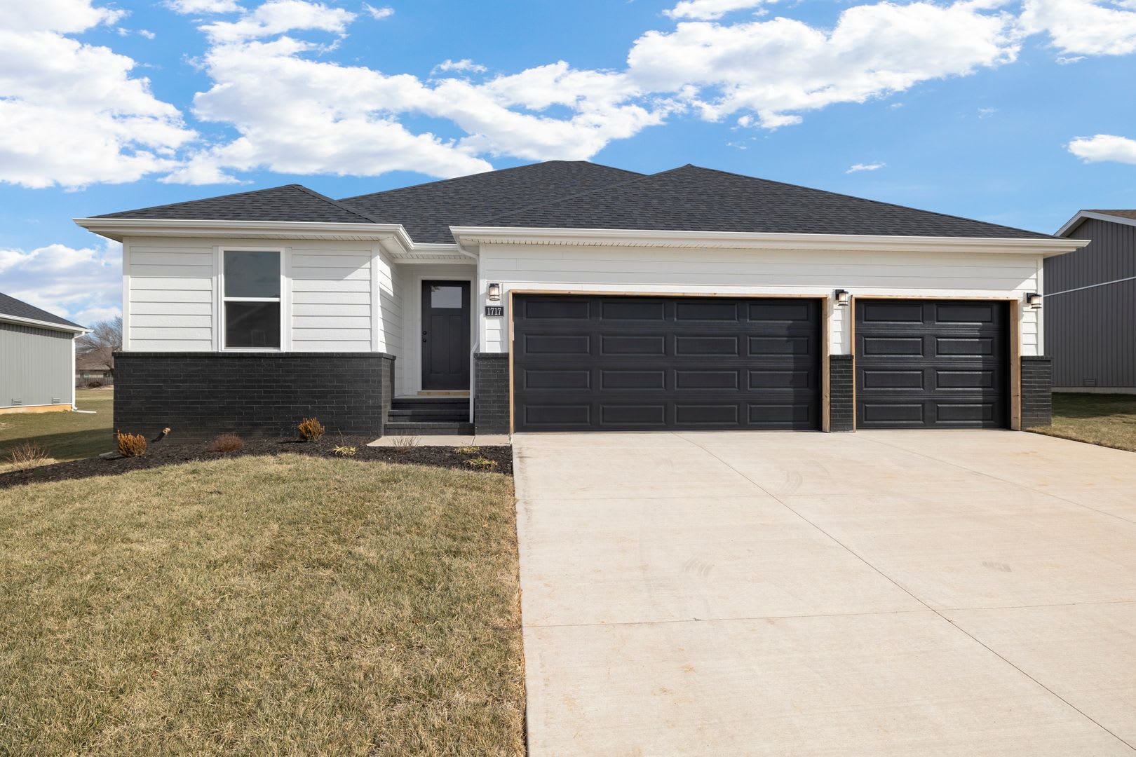 Newly built 4 BEDROOM HOME with fully fenced yard – photo 2