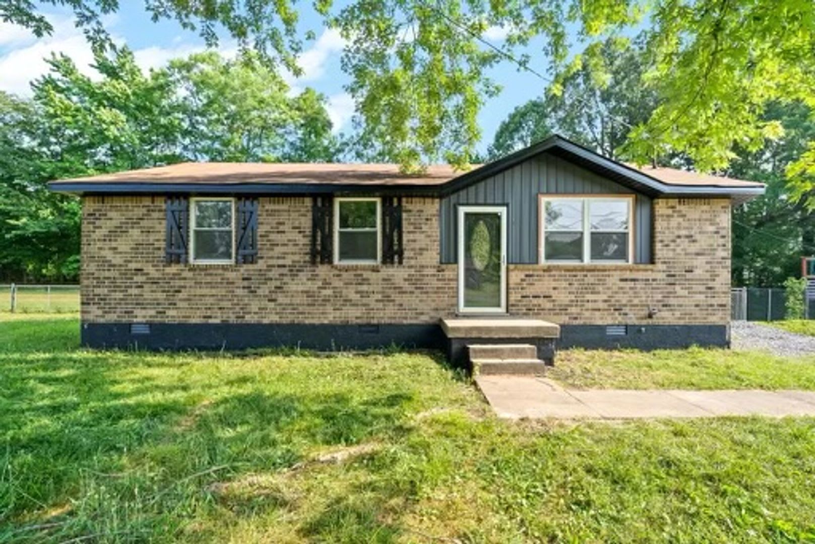 Newly Renovated 3 Bedroom Home For Rent Near Post – photo 1