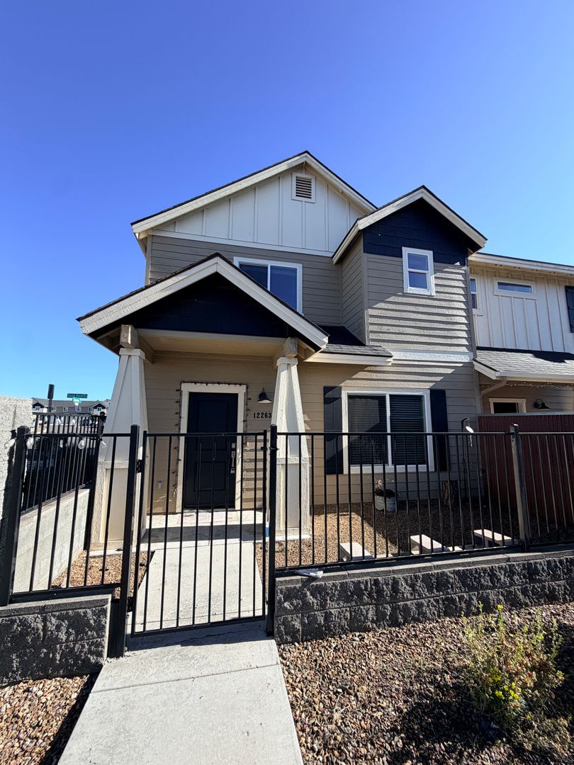 4 BEDROOM! Townhome in Bellemont! $2,900 – photo 1