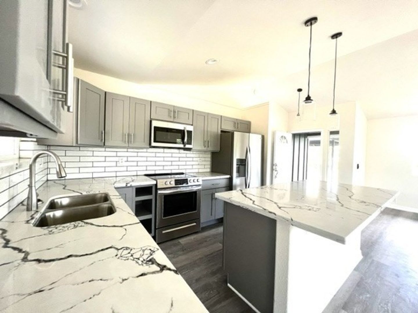 Lovely 3 Bedroom 2 Bath in HPP – photo 2