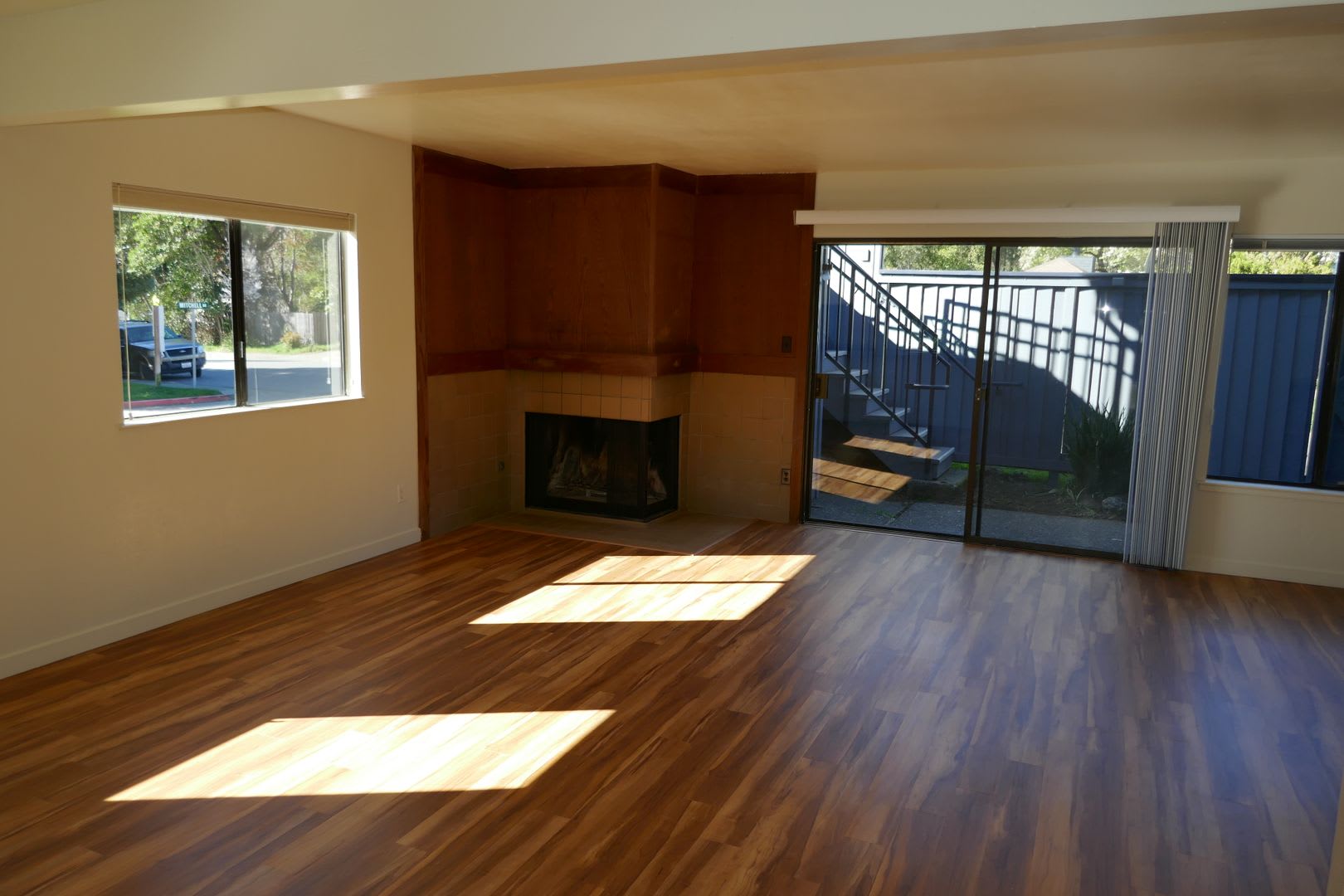LARGE THREE BEDROOM TWO AND HALF BATH END UNIT CONDO TOWNHOME IN CANON VILLAGE – photo 3