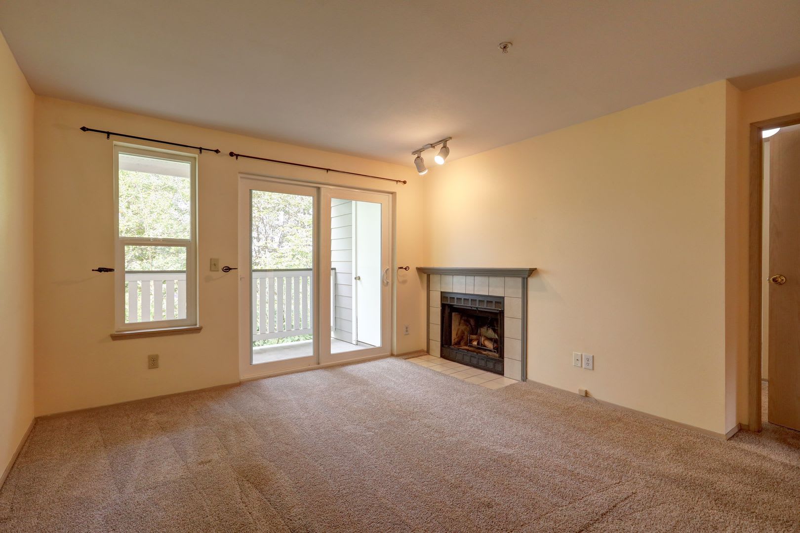 Beautiful 2 Bedroom/2 Bath Renton Condo, Great Location, W/S/G included!! – photo 3