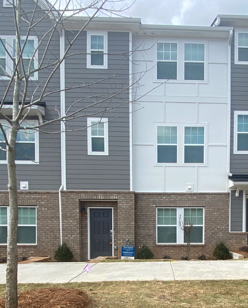 Room in 4 Bedroom Home at Memorial Pkwy – photo 1