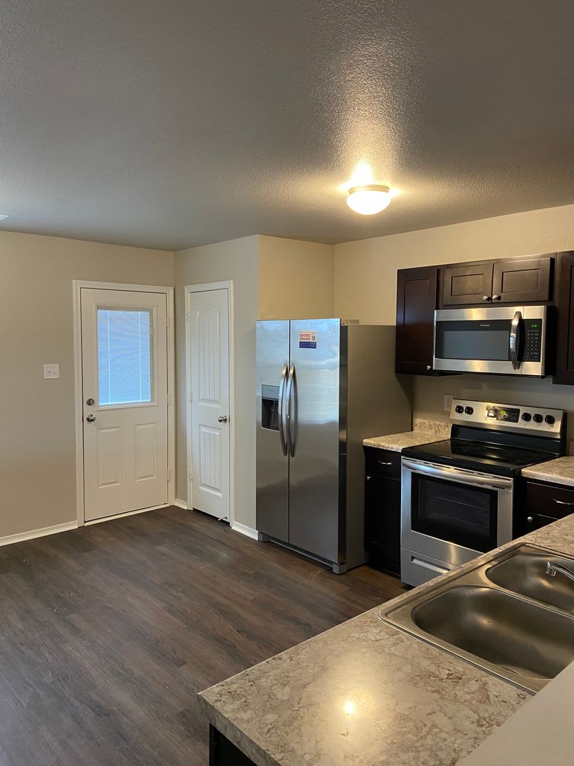 Pre-Leasing Now! Secure This Charming 4-Bedroom, 2-Bath Home in Bridlewood – photo 5