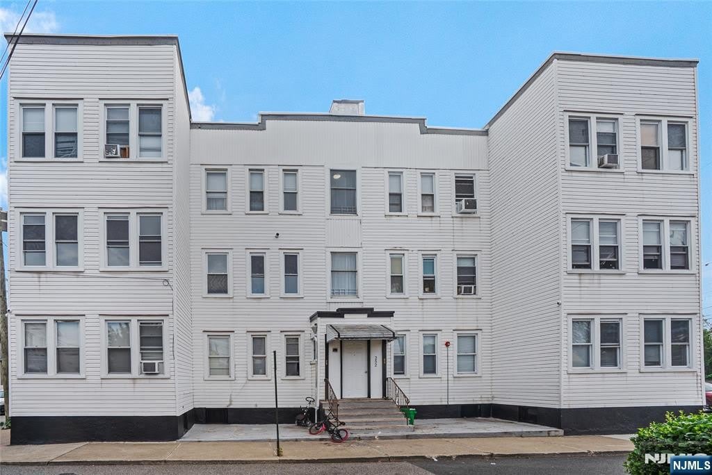 252 River Drive – photo 1