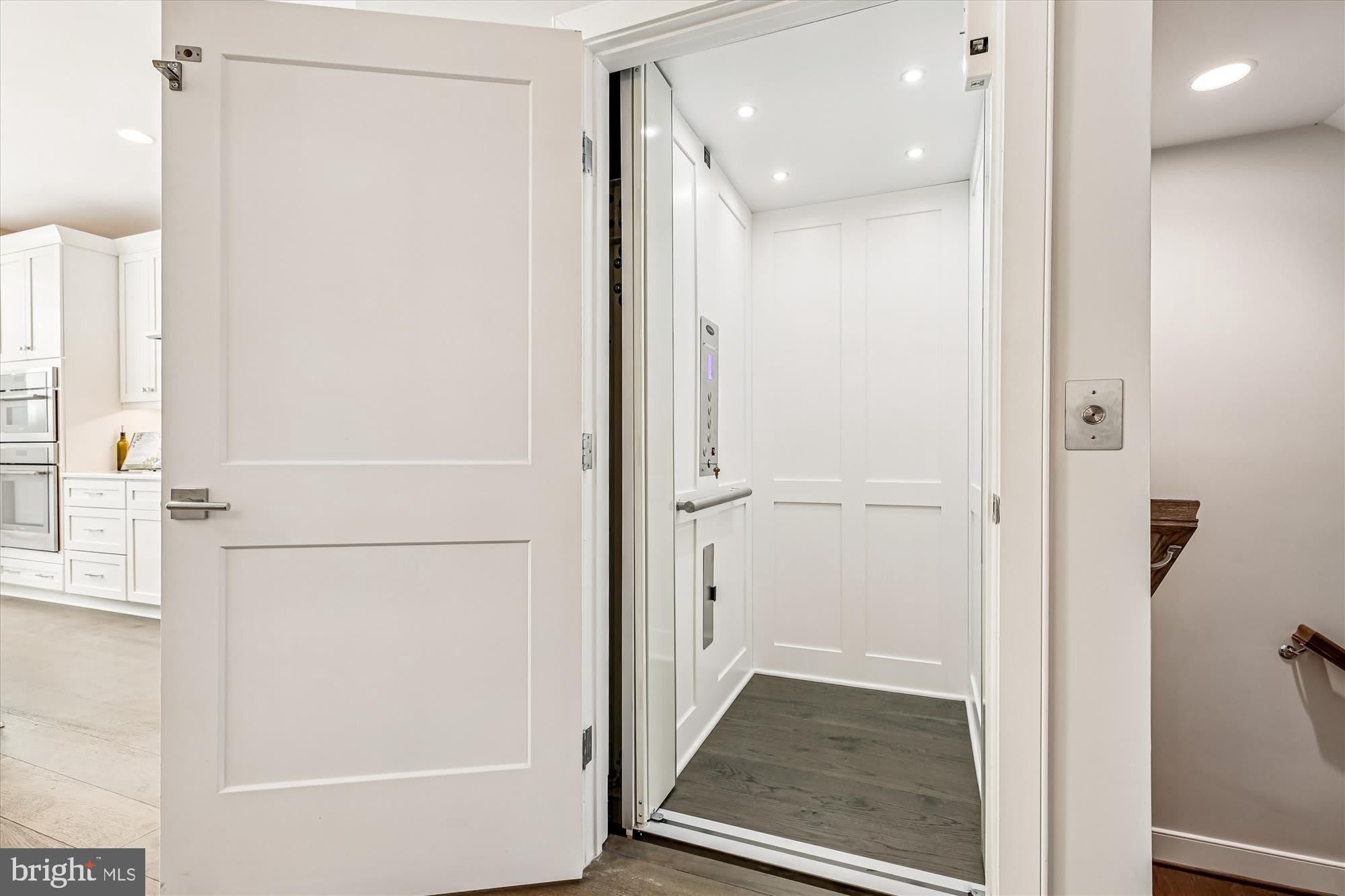 10340 GROSVENOR Place – photo 5