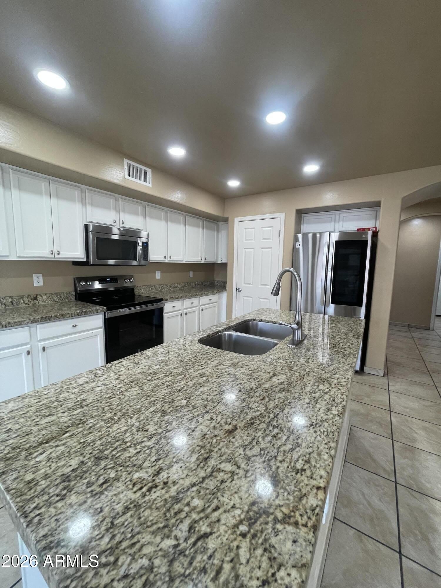 1466 E HOLIDAY Drive – photo 4
