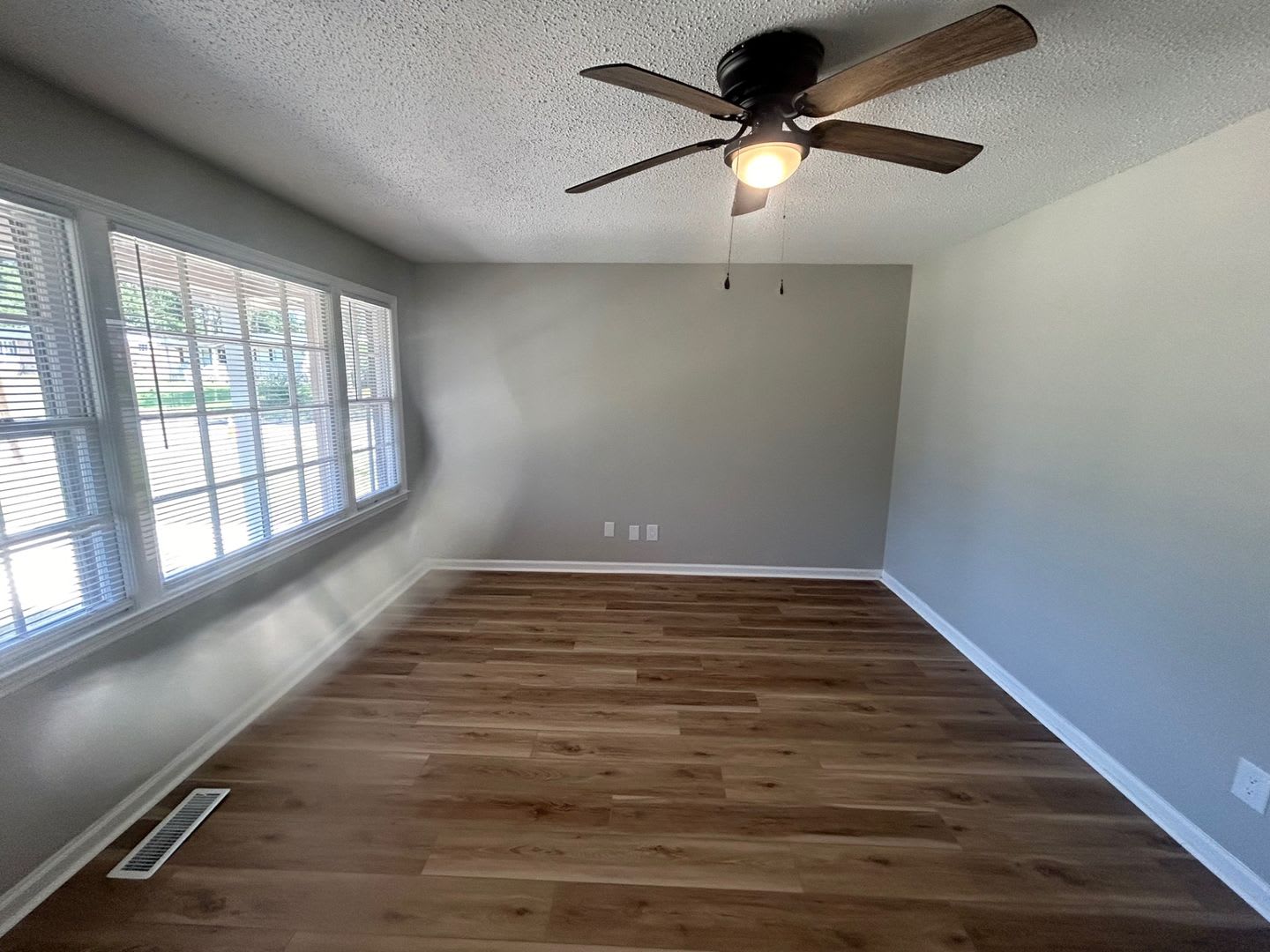 Charming 3 Bedroom Home Conveniently Located In Southeast Columbia Brand New Countertops And Hvac System – photo 3