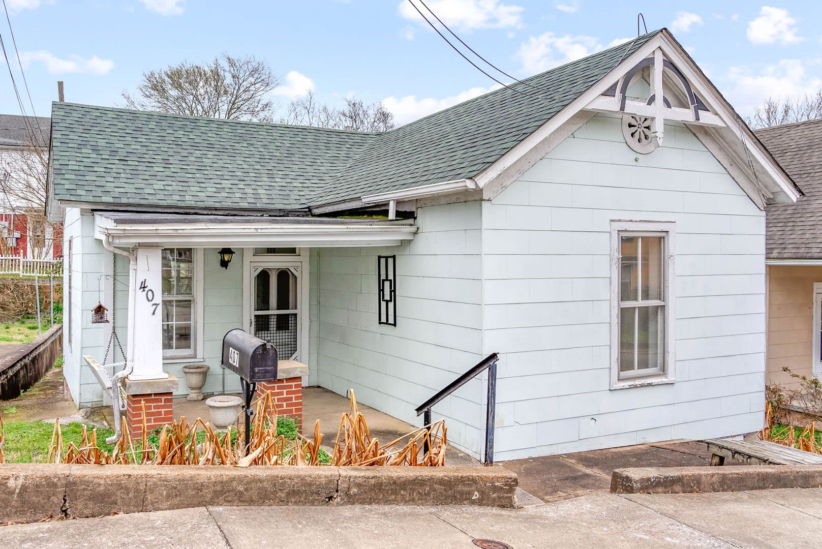 Cozy 2 Bedroom Downtown Home Available – photo 4