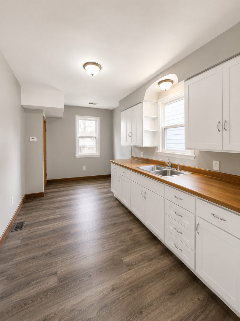 Bright & Spacious 3BR Home with Classic Hardwood Floors and Large Backyard! – photo 4