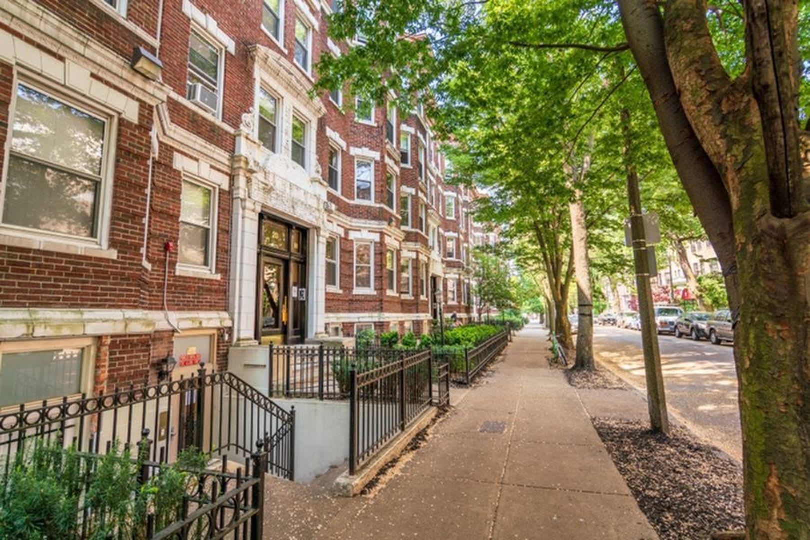 Gorgeous Fenway 1 bed with in unit laundry available NOW! – photo 1