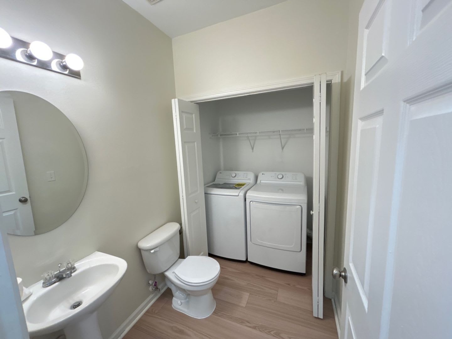 Two story 3 bedroom with open floorplan – photo 4
