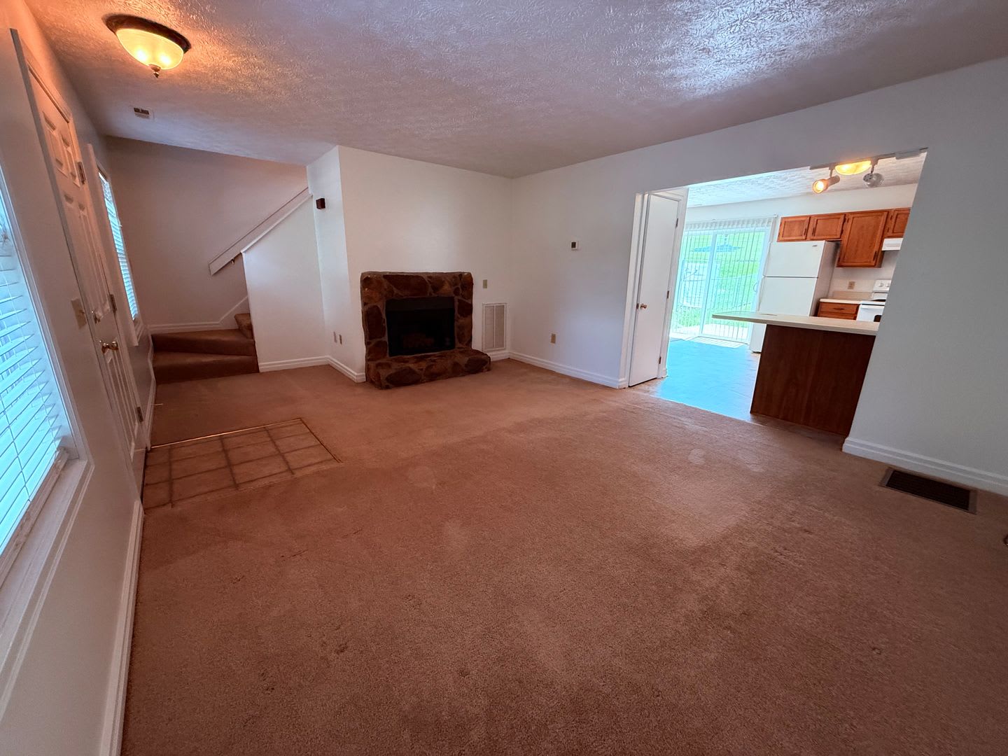 3 Bedroom, 2.5 Bath Townhouse – photo 2