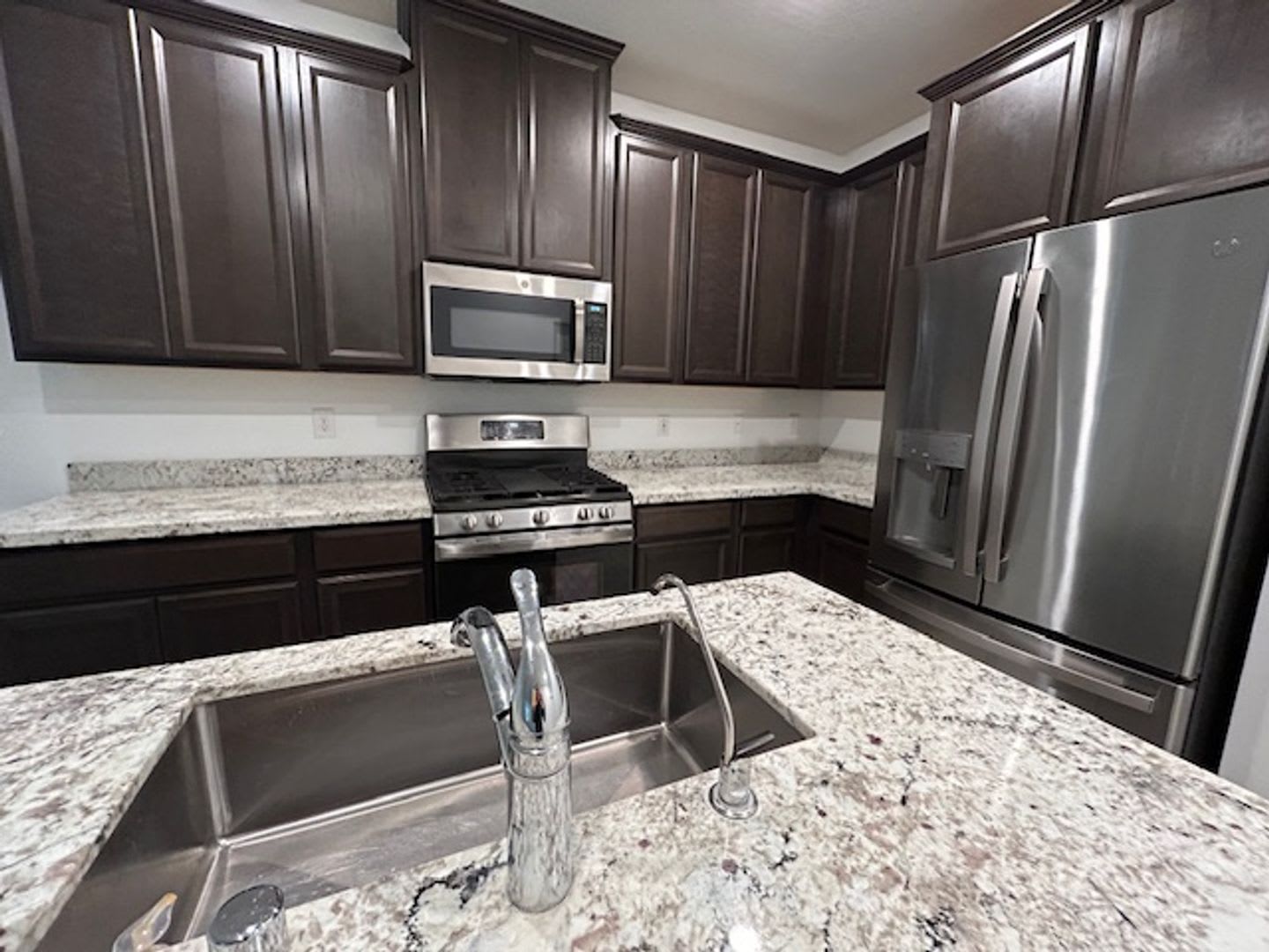 3 bedroom townhome in Henderston gated community – photo 3
