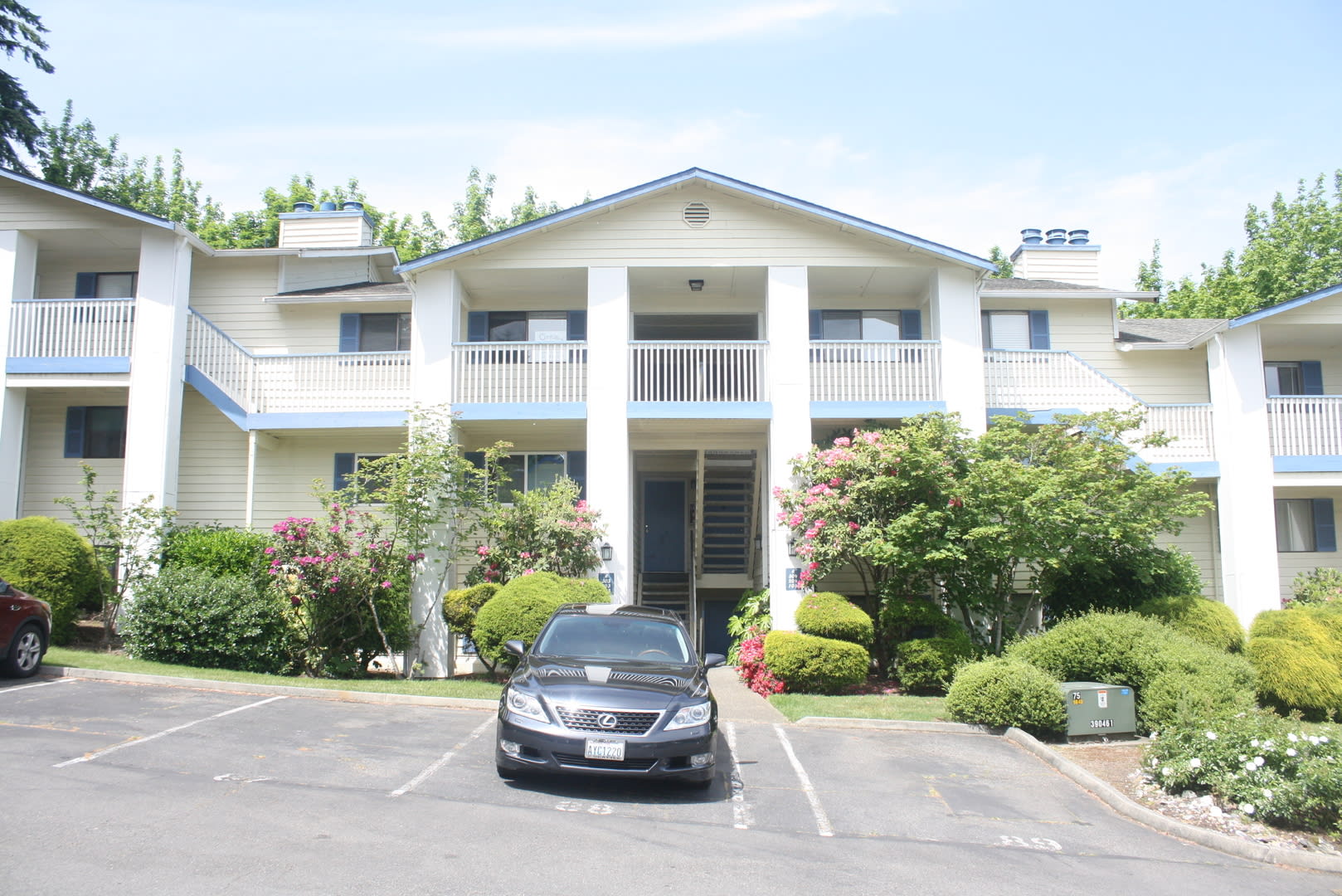 New Carpet And Paint Top Floor 2Drm 2 Full Bath Open Floor Plan Pool Water Sewer Garbage Included In Rent – photo 2