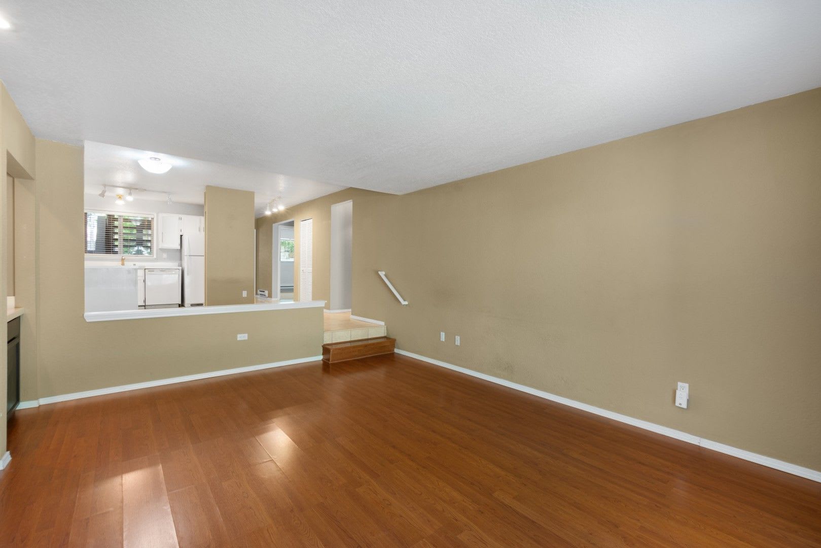 2Bd 1 75Ba Bellevue Condo – photo 5