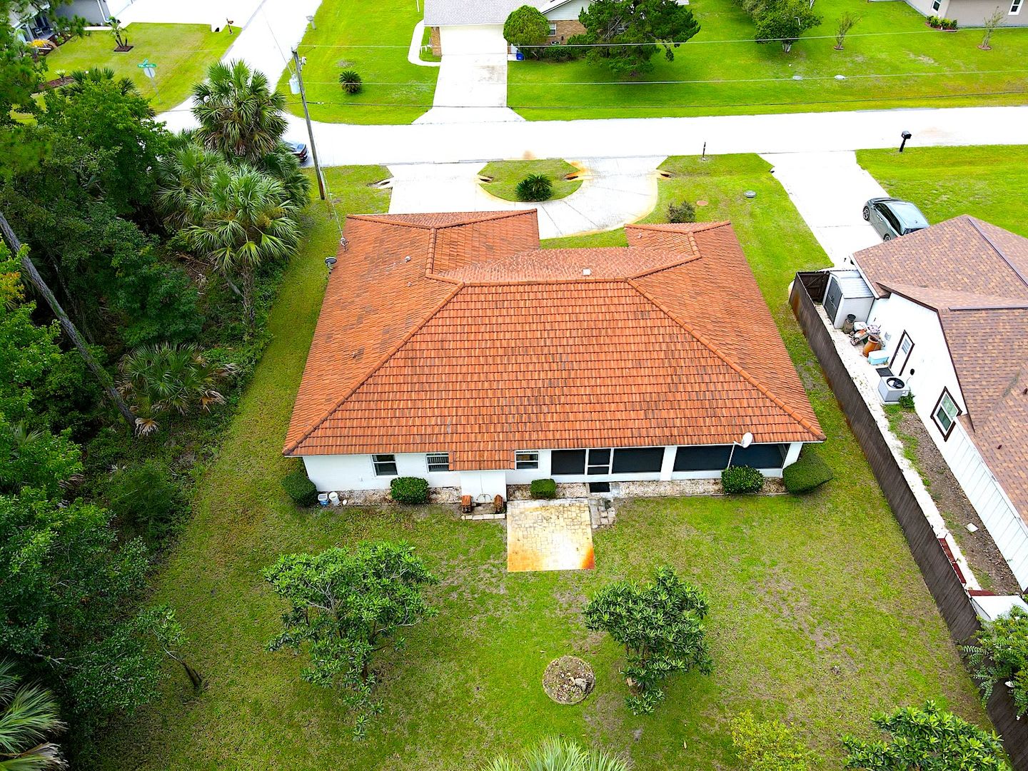 Roomy 3 Bed 2 Bath Home w Huge Screened Lanai for Rent! – photo 5