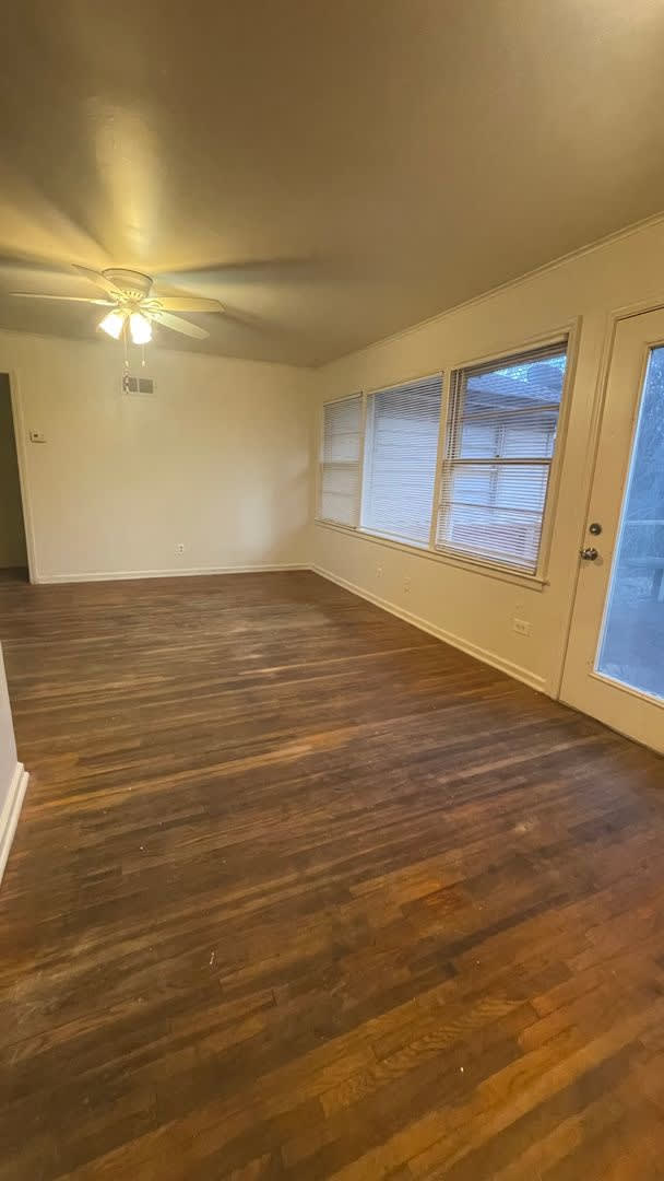 3 Bd 1 Ba Bungalow w/ hardwood – photo 4