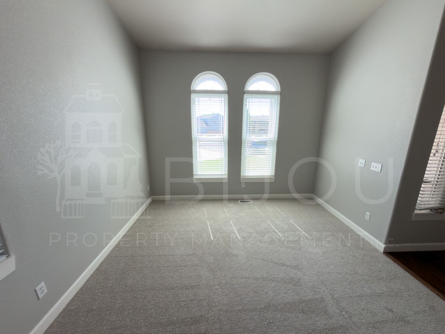 Beautiful 5 Bedroom Home Featuring Pikes Peak Views Finished Basement Private Backyard – photo 2