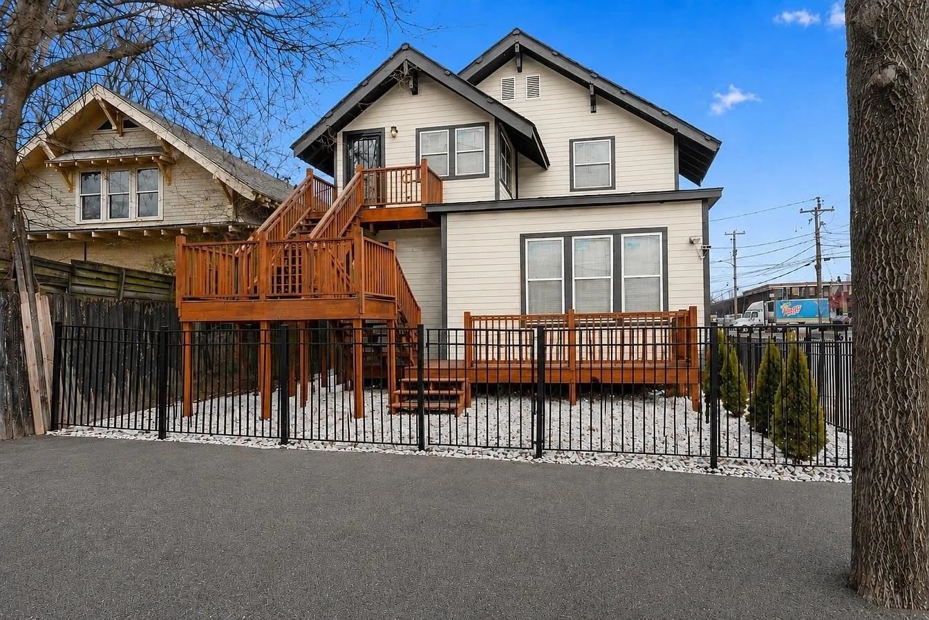 1595 COURT Ave – photo 2