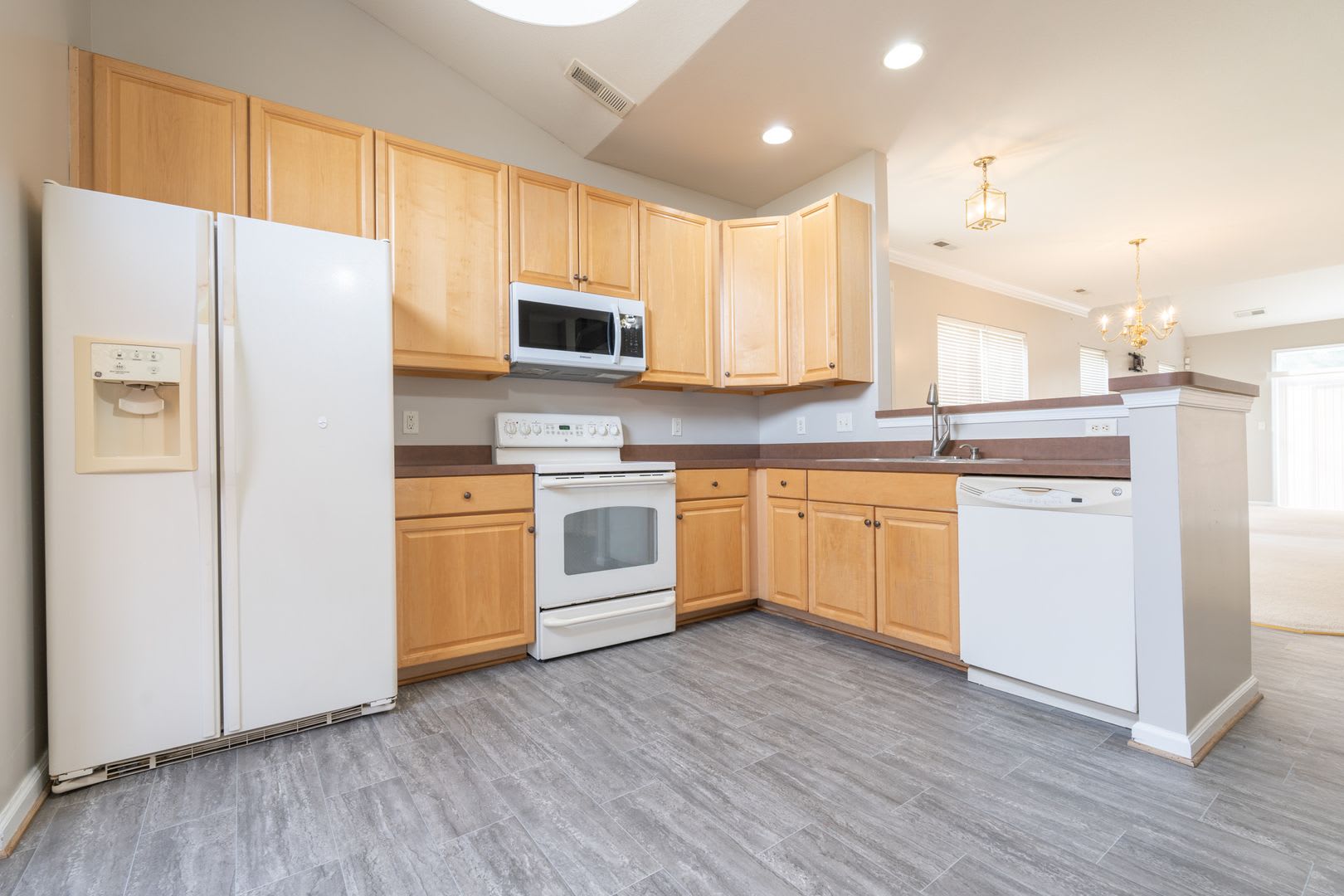 MOVE IN READY Townhome in the Heart of Suffolk! – photo 4