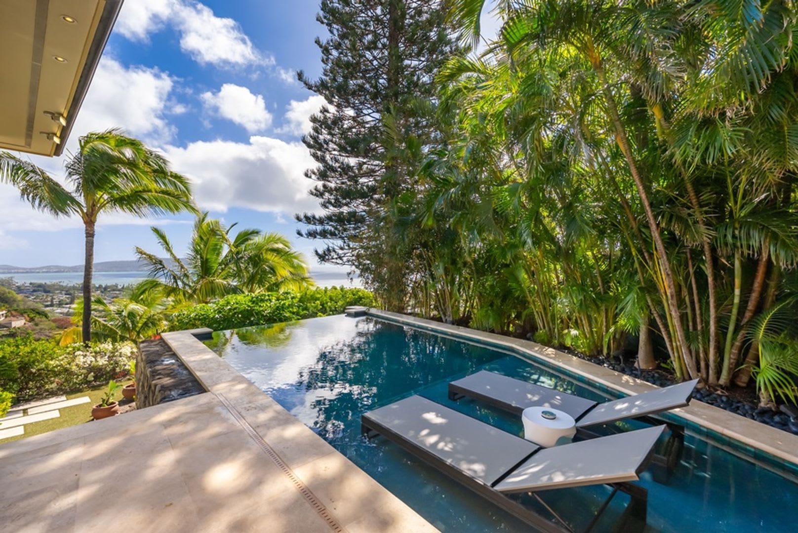 Kahala Hills Estate: Luxe Oceanview Villa w/ Infinity Pool, Gym & Views – photo 2