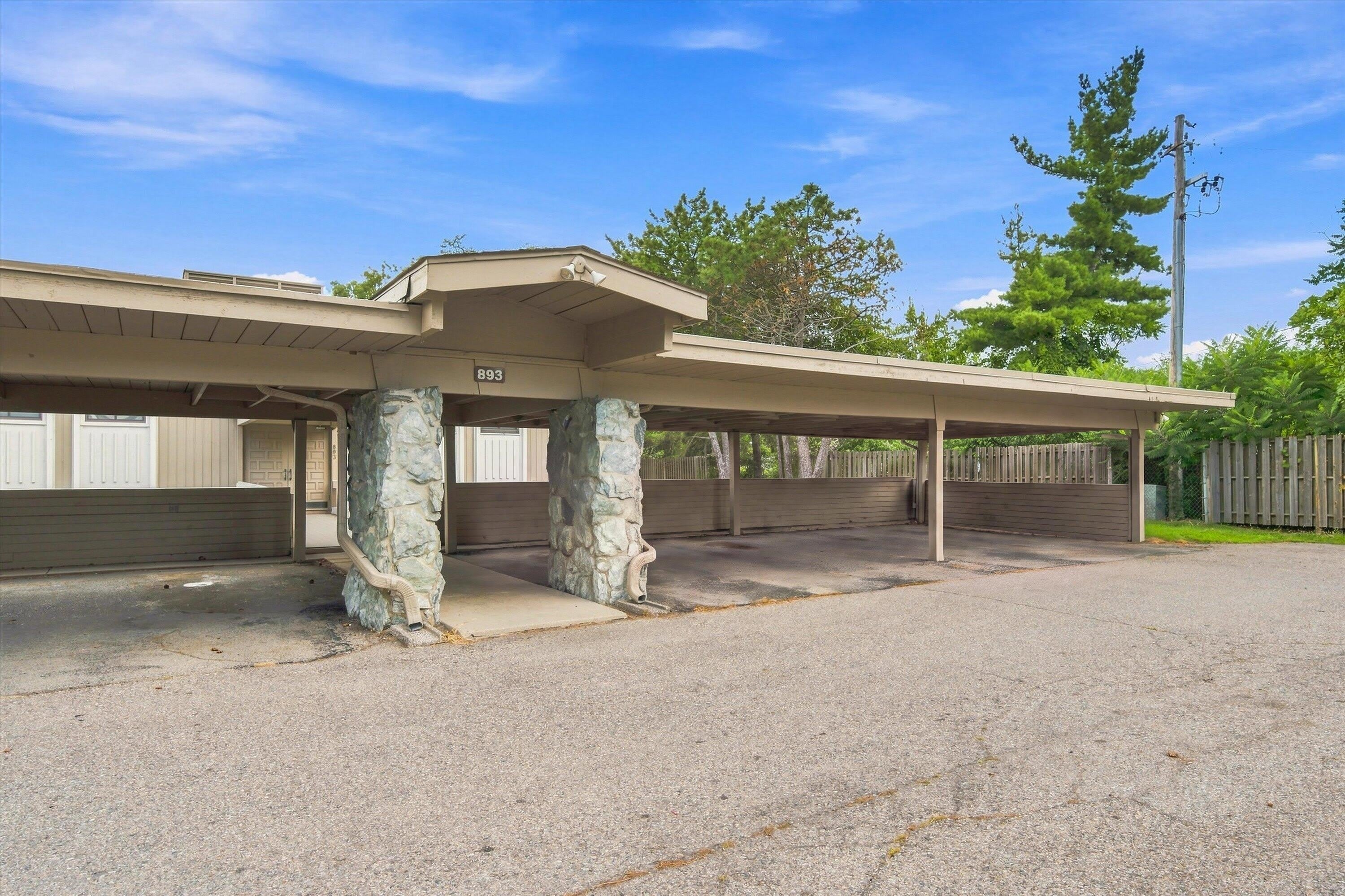 893 Cliffs Drive – photo 4