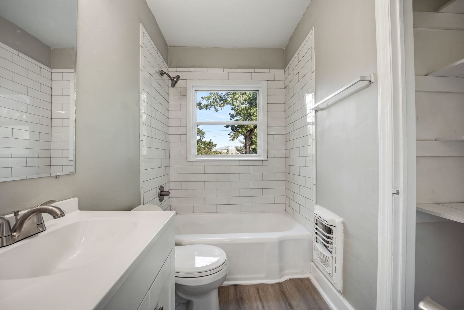 Freshly Updated 3 Bedroom House – photo 4