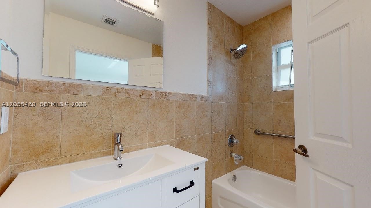 323 SW 36Ave – photo 3