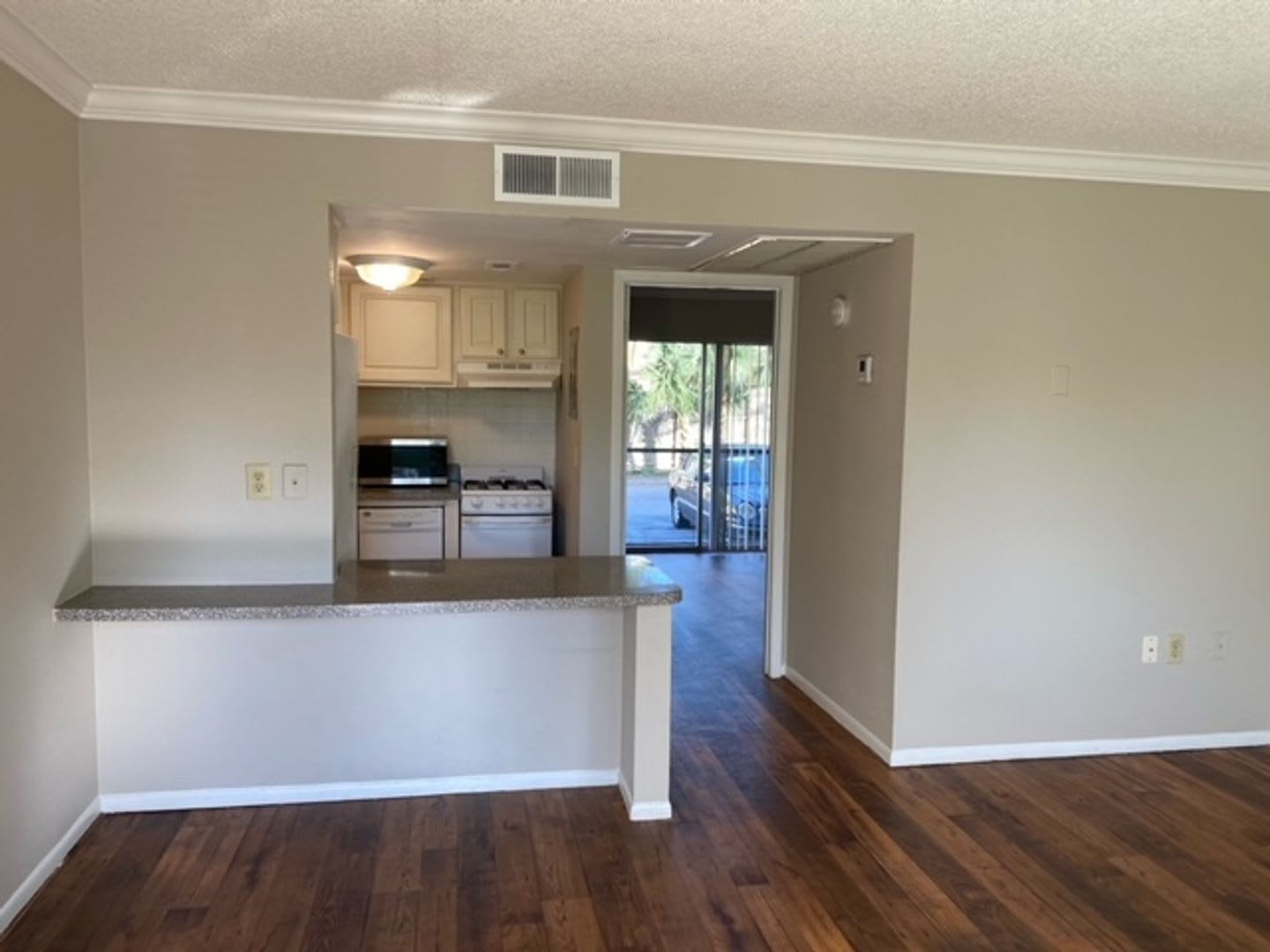 Move-In Ready Studio – Affordable & Convenient! – photo 4