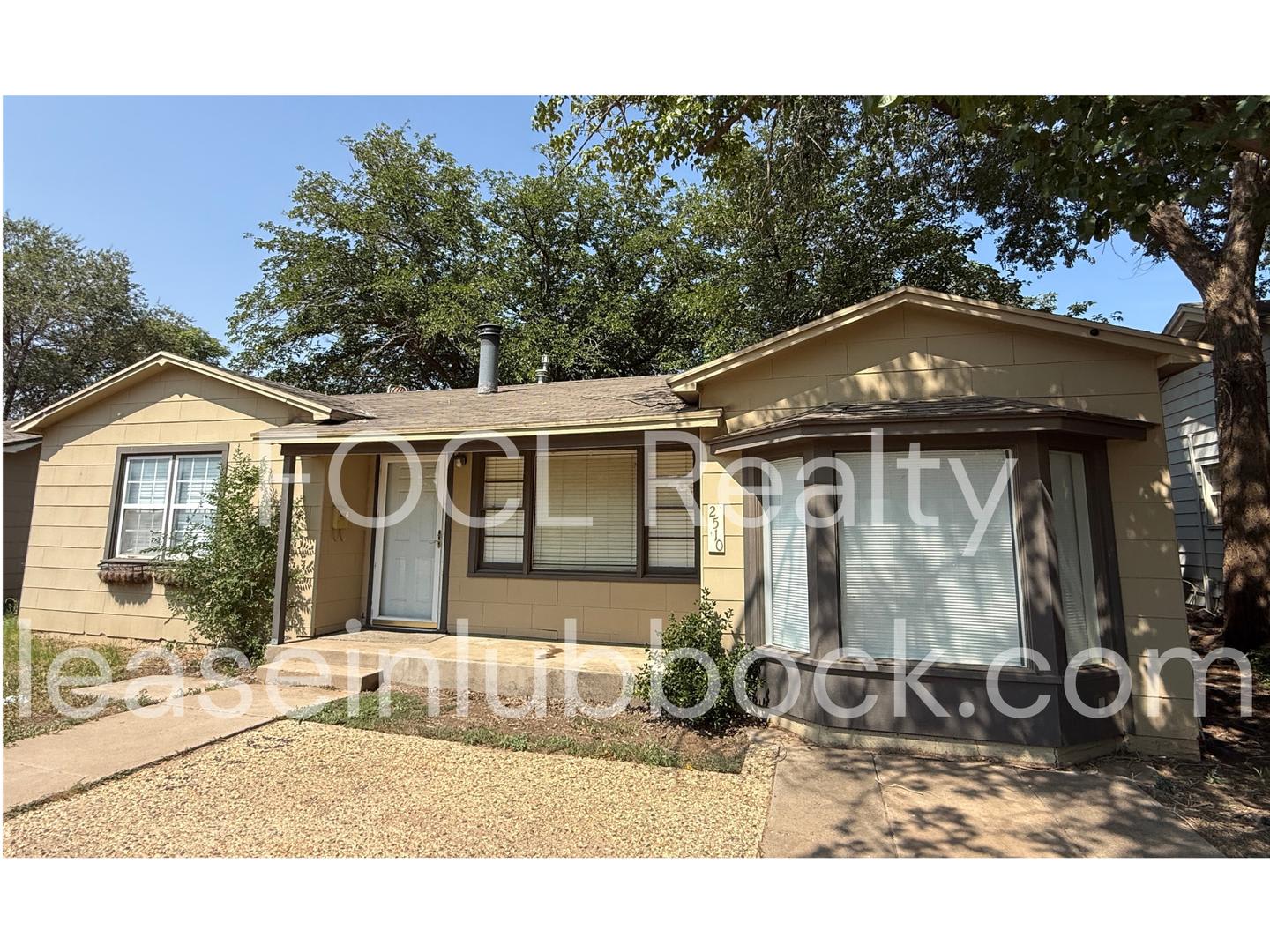 Spacious Home with a Large Backyard – photo 1