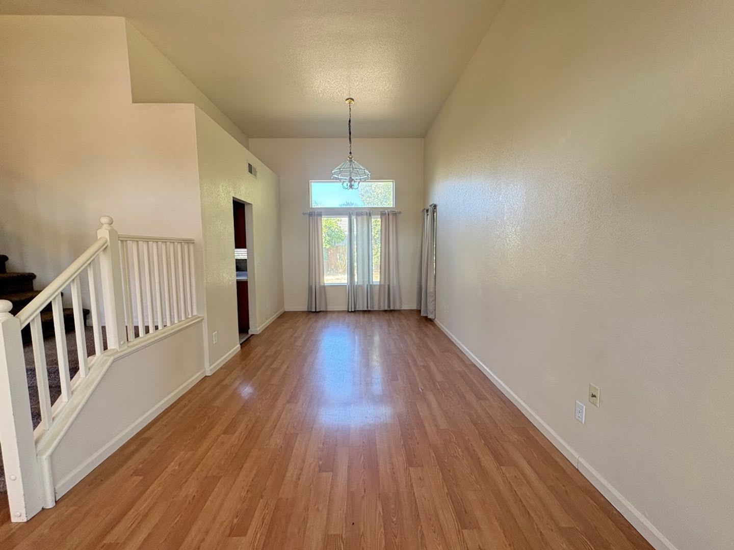 Spacious Four Bedroom Home in Western Ranch – photo 3