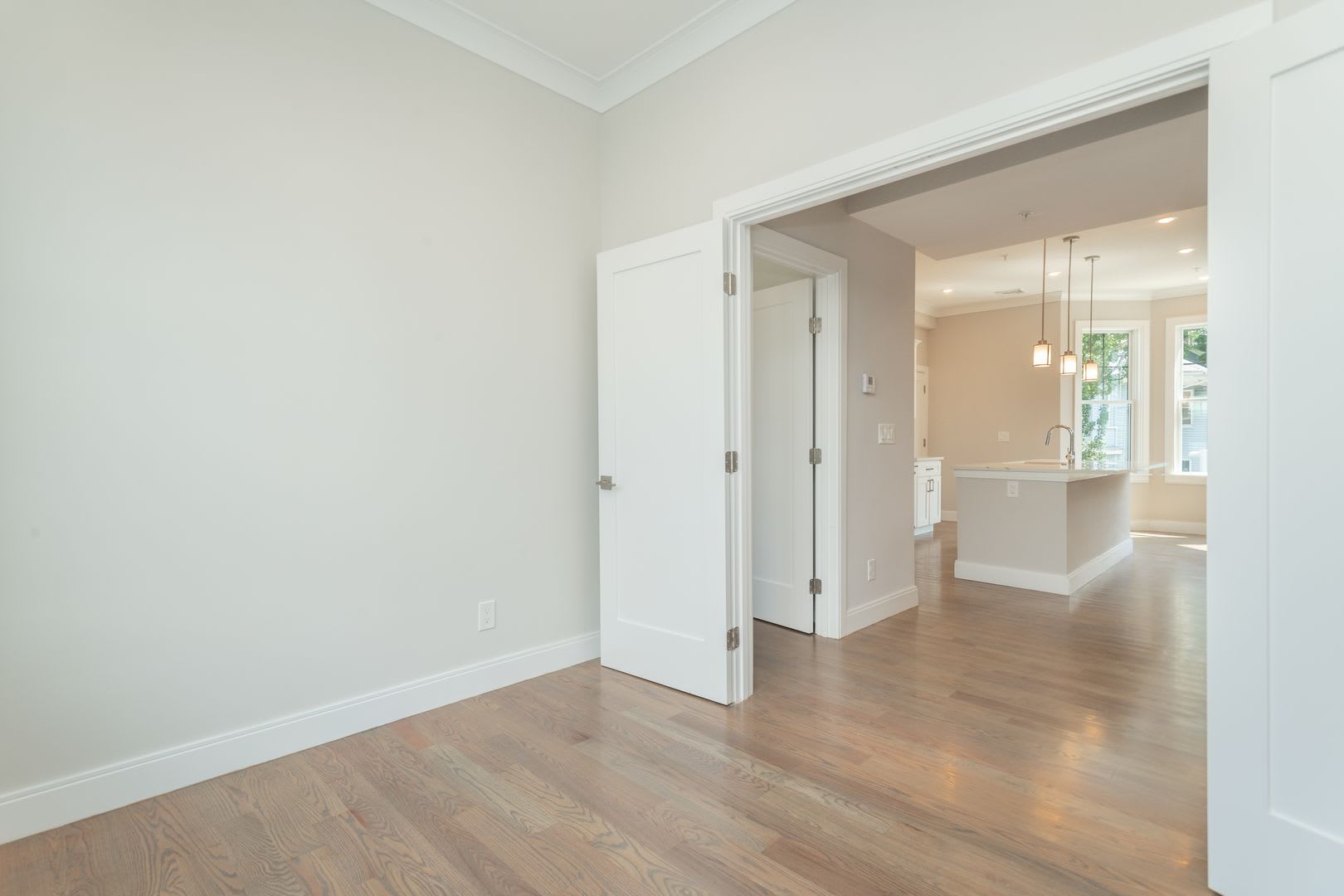 Charming 4 Bedroom-No Broker Fee – photo 4