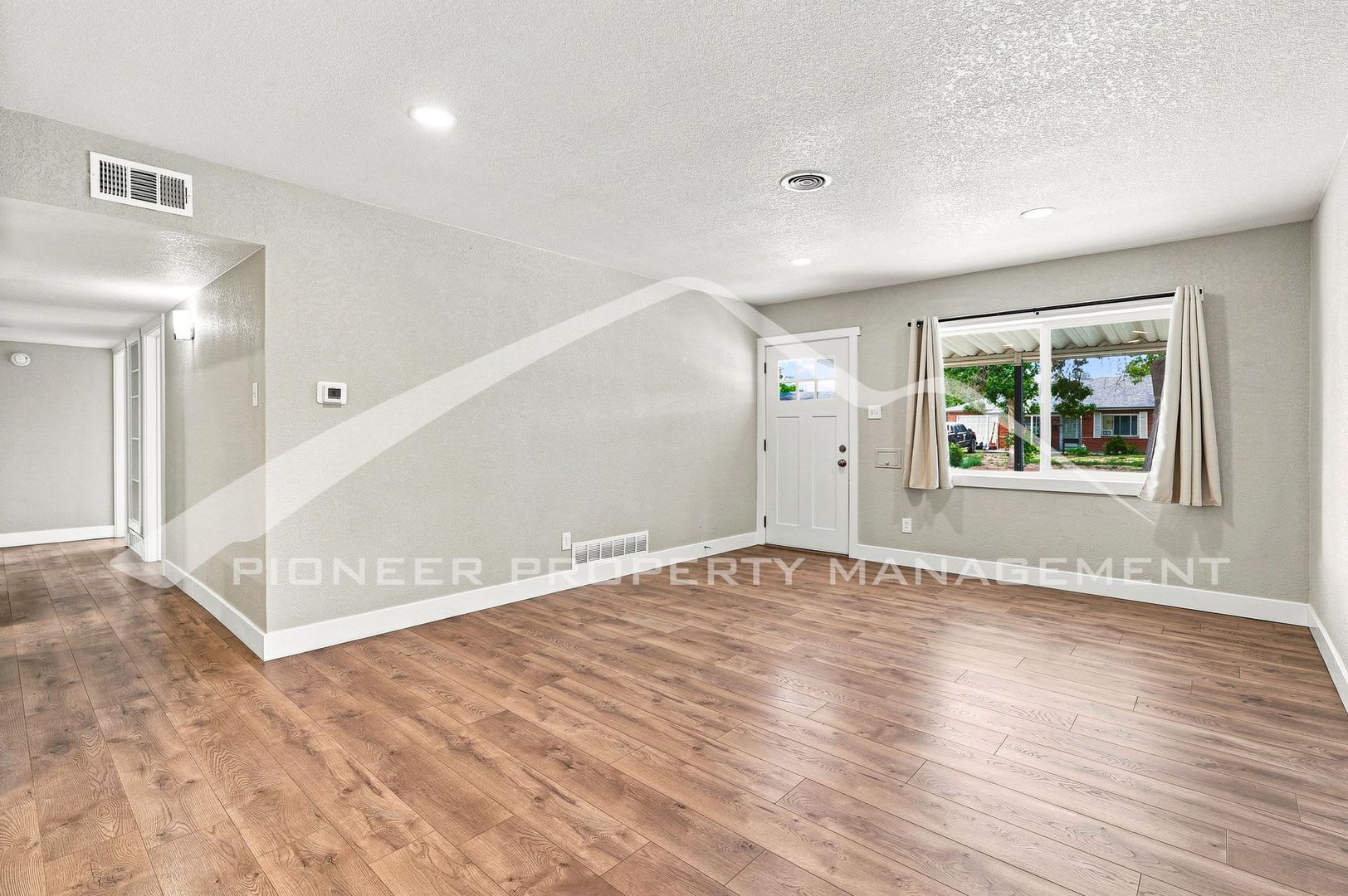 Spacious 4BR/2BA with Updated Kitchen & AC in Aurora – photo 3