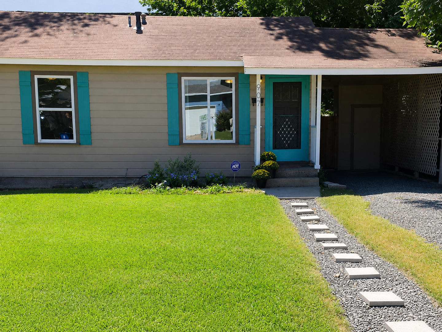 2 bedroom North Loop Bungalow – photo 3