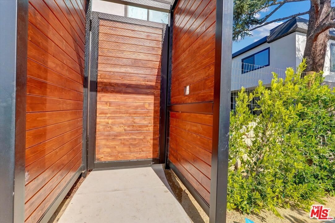 5722 Woodman Ave – photo 4
