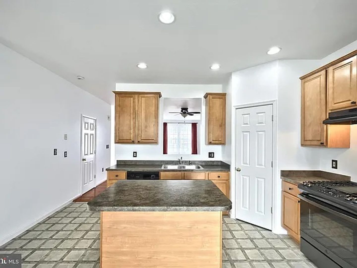 1193 LEDGE DR. YORK, PA 17408 MOVE-IN RENT SPECIAL! ***JACKSON HEIGHTS COMMUNITY*** – photo 5