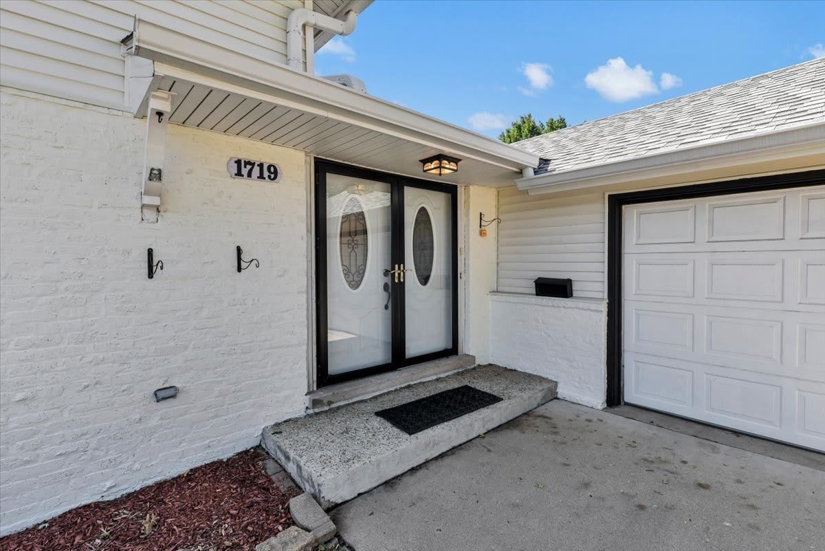 1719 W Lexington Drive – photo 3